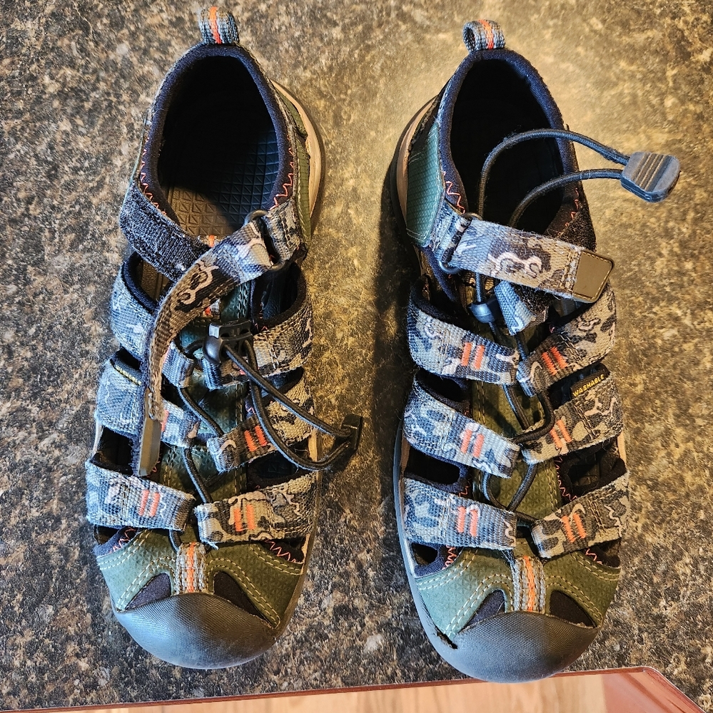 Keens, Boys size 3, excellent condition